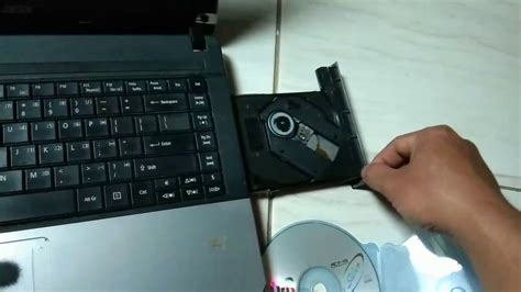 cara membuka slot dvd di laptop Array